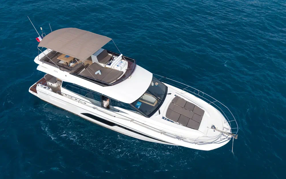 slider 2 Prestige Yachts 520 Fly