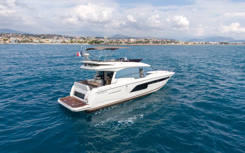 slider 3 Prestige Yachts 520 Fly