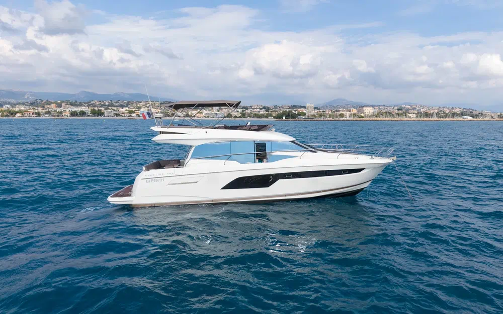 slider 4 Prestige Yachts 520 Fly