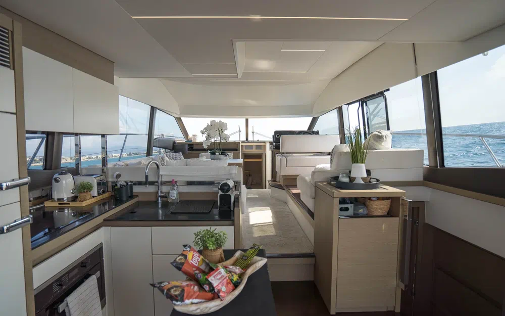 slider 5 Prestige Yachts 520 Fly