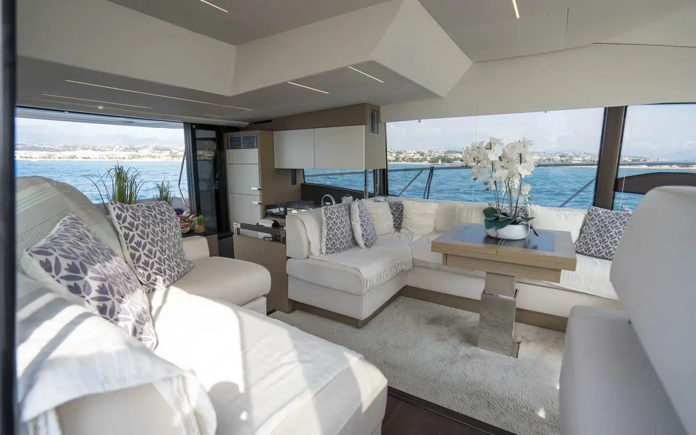 slider 8 Prestige Yachts 520 Fly