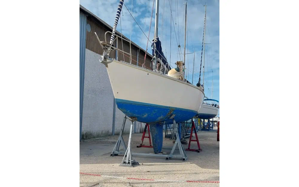 slider 19 Elan Motoryachts Elan 43