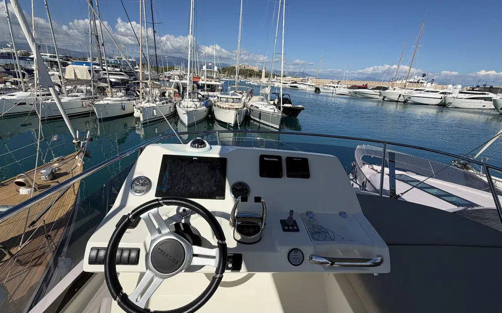 slider 11 Prestige Yachts 420 Fly