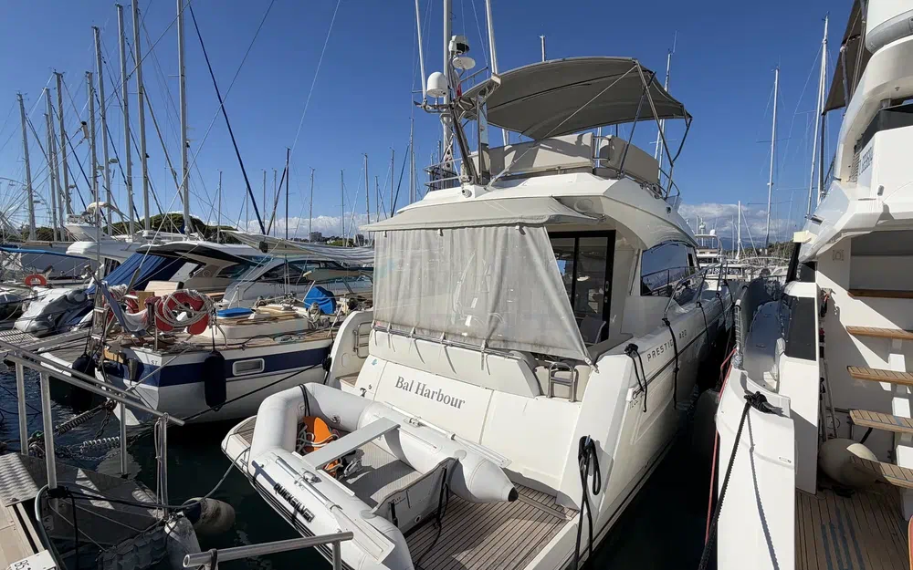 slider 1 Prestige Yachts 420 Fly