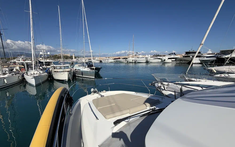 slider 7 Prestige Yachts 420 Fly