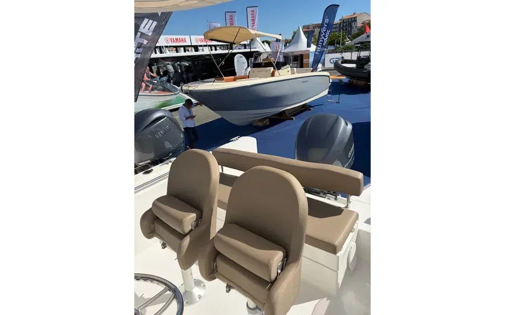 slider 9 White Shark 230 CC