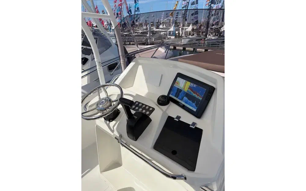 slider 8 White Shark 230 CC