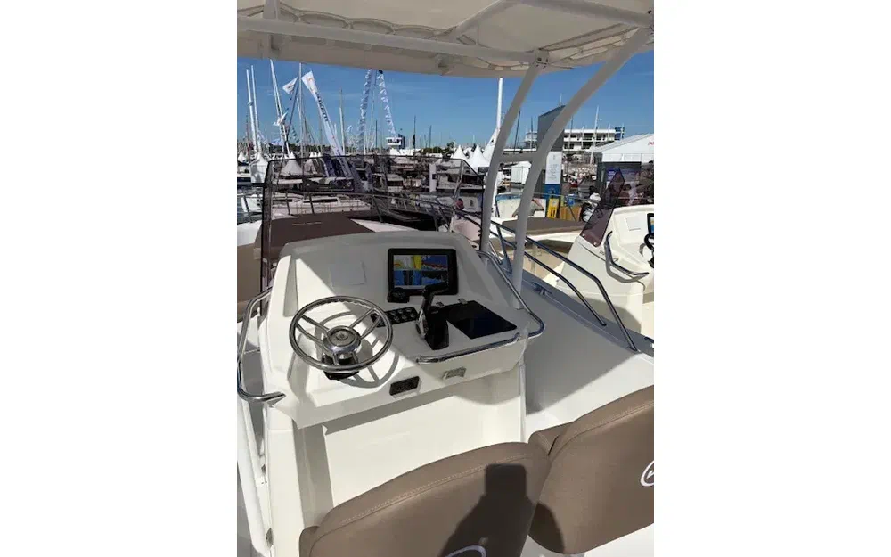 slider 7 White Shark 230 CC