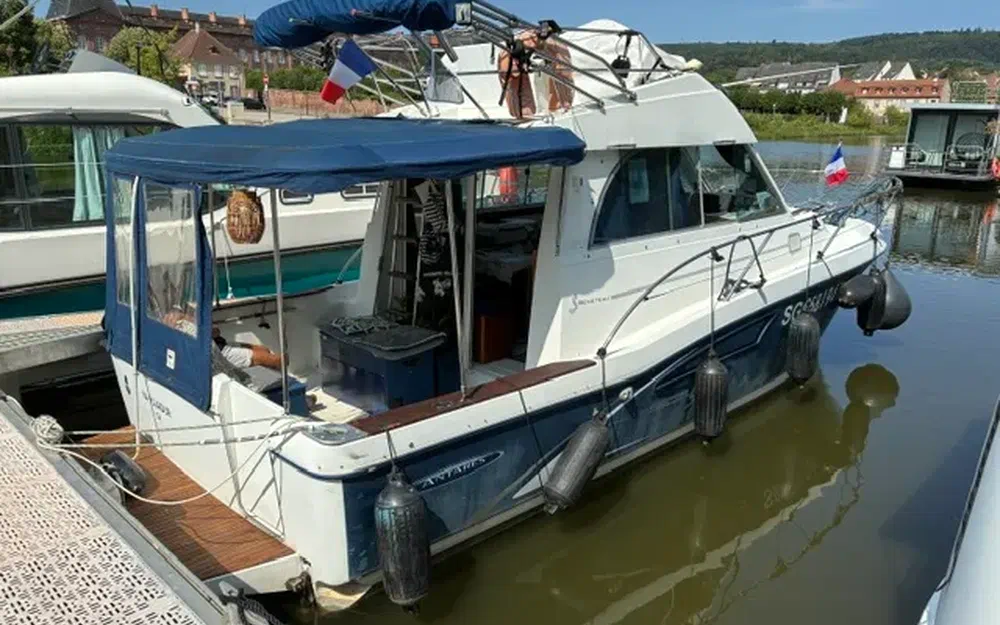 slider 1 Beneteau Antares Serie 9 Fly