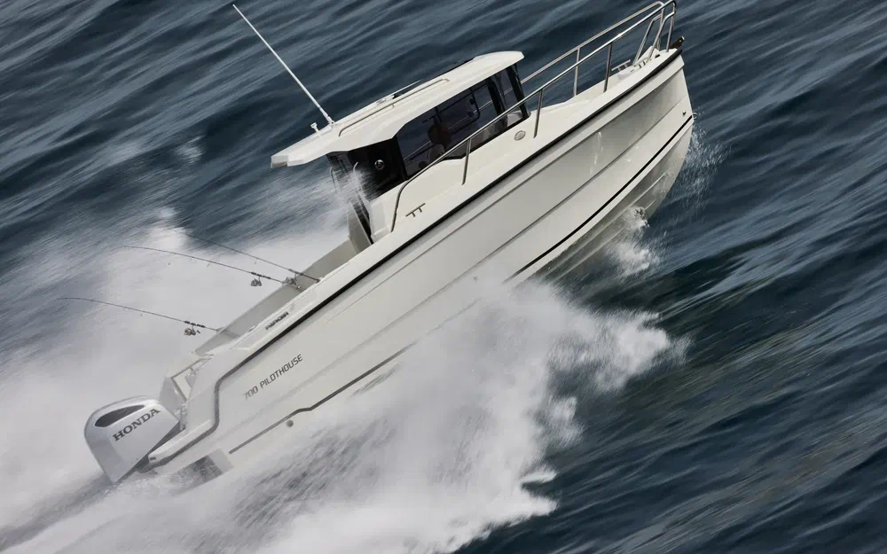 slider 2 Parker 700 Pilothouse
