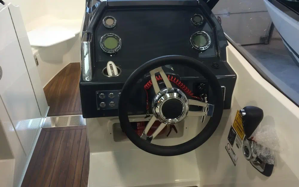 slider 6 Parker 630 Bow Rider