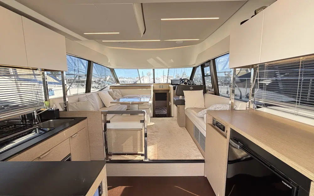 slider 1 Prestige Yachts 420 Fly