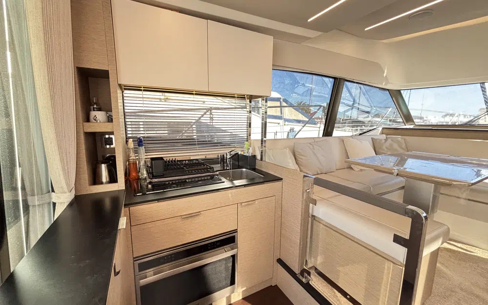 slider 4 Prestige Yachts 420 Fly