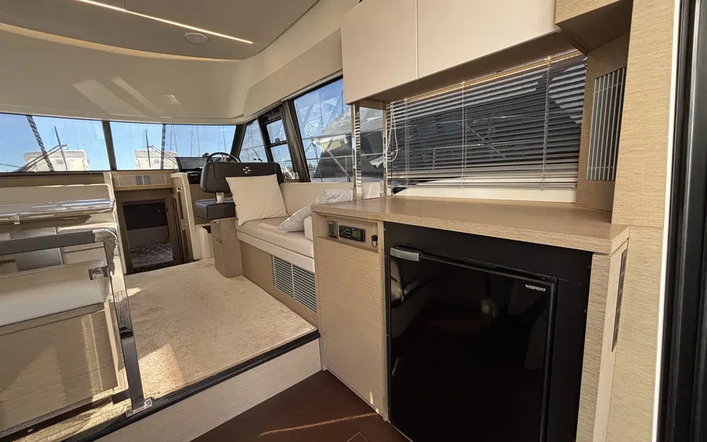 slider 5 Prestige Yachts 420 Fly