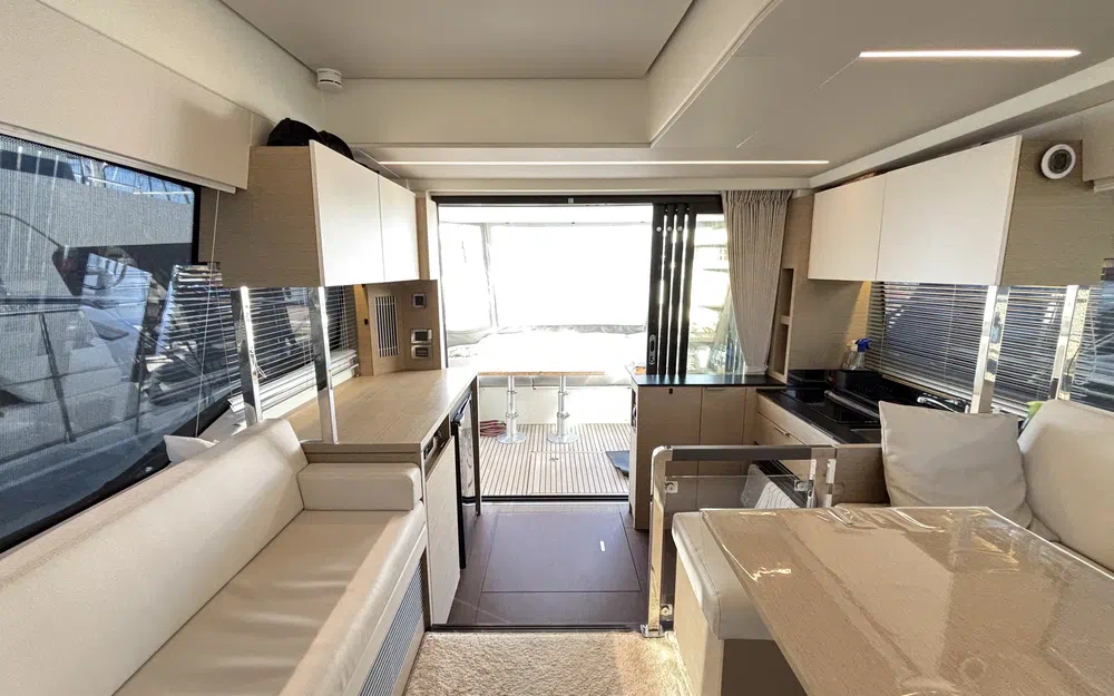 slider 6 Prestige Yachts 420 Fly
