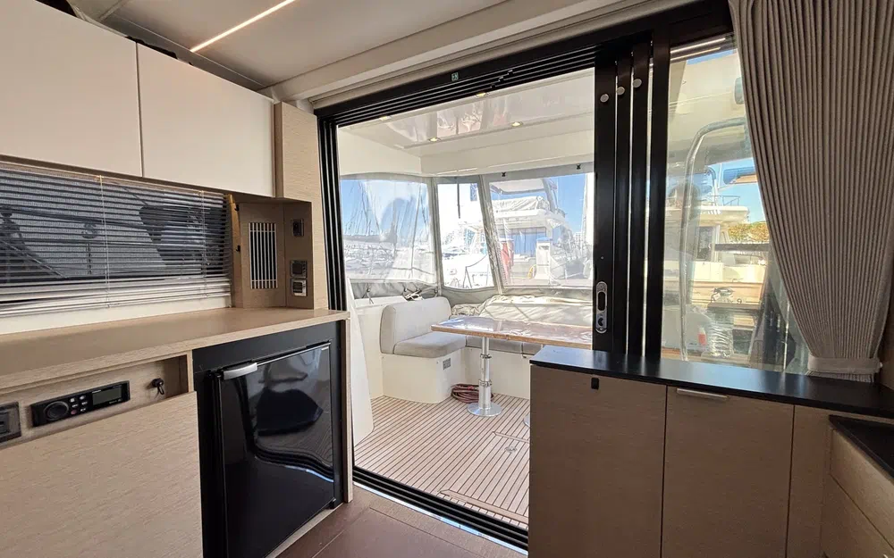 slider 7 Prestige Yachts 420 Fly