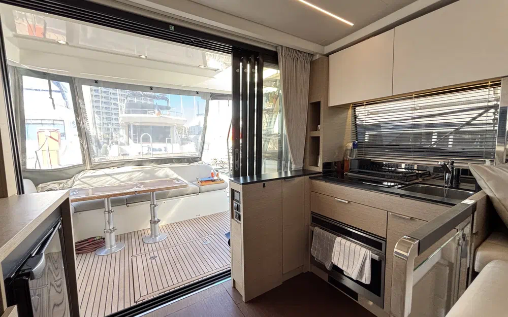 slider 8 Prestige Yachts 420 Fly