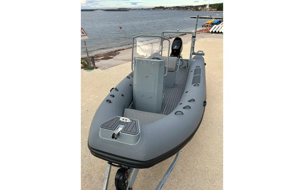 slider 1 Four Seas F6