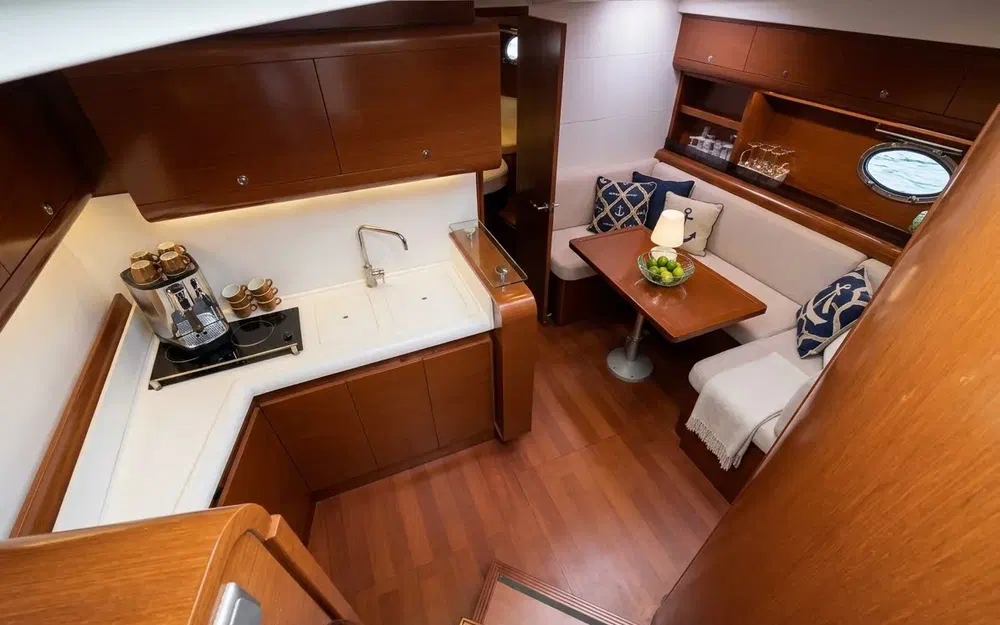 slider 13 Beneteau Monte Carlo 42