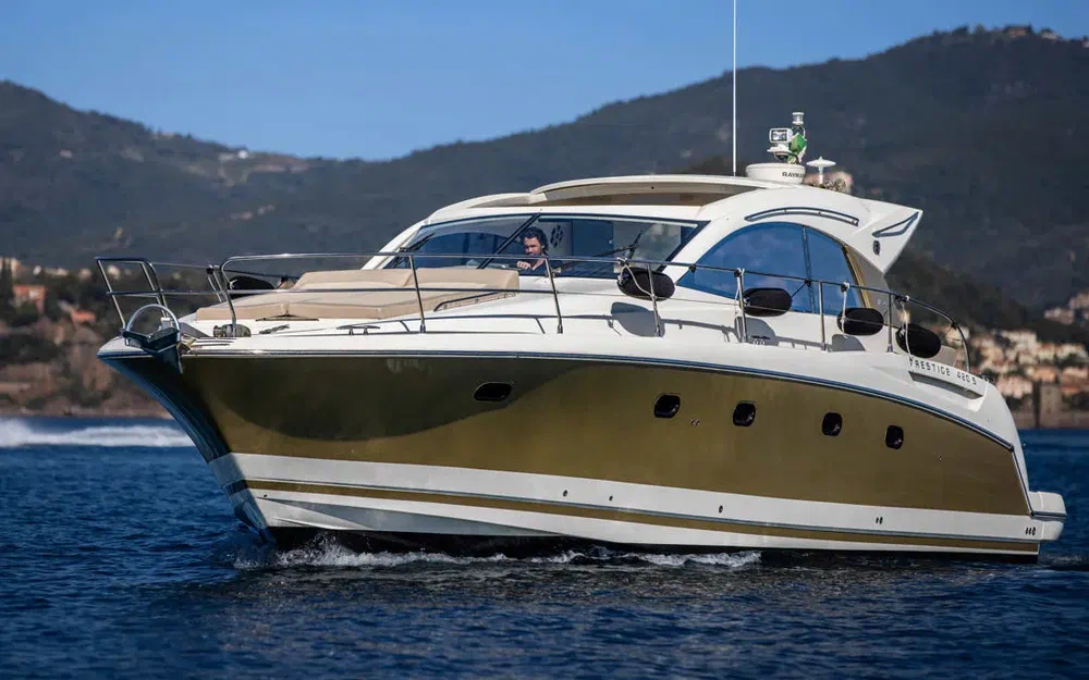 slider 1 Prestige Yachts 42 S