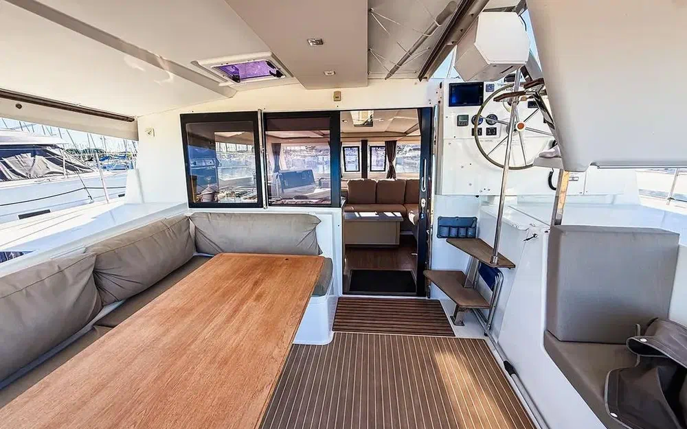 slider 10 Fountaine Pajot Lucia 40