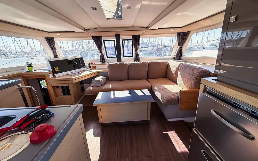 slider 15 Fountaine Pajot Lucia 40