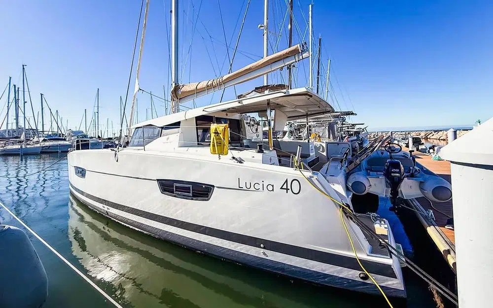 slider 1 Fountaine Pajot Lucia 40