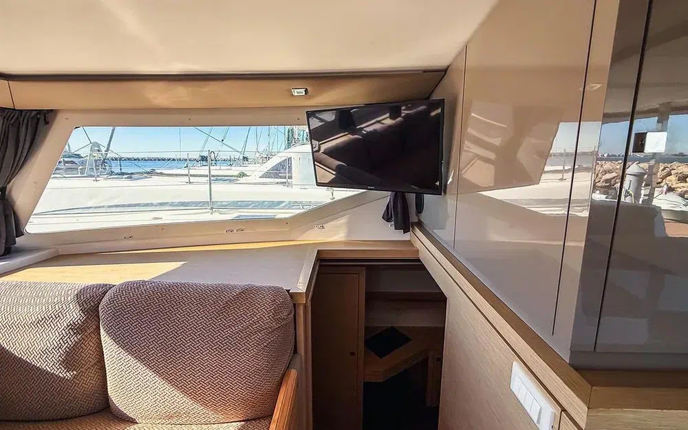 slider 21 Fountaine Pajot Lucia 40