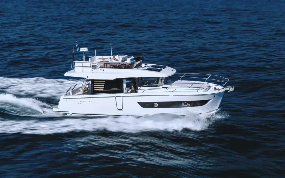 slider 1 Beneteau Swift Trawler 37 Fly