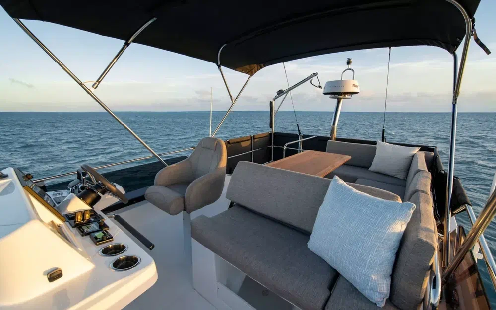 slider 3 Beneteau Swift Trawler 37 Fly