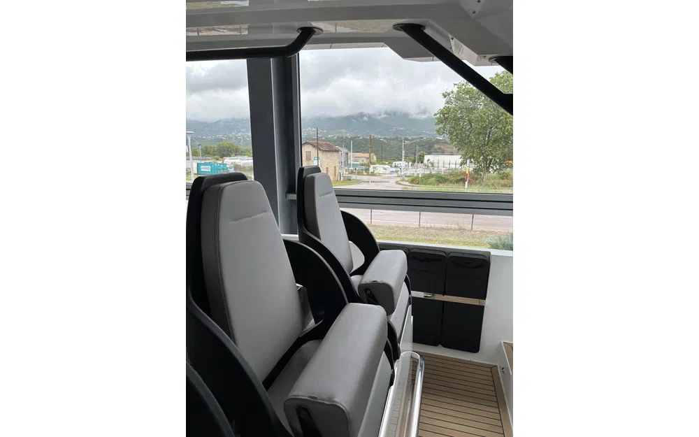 slider 13 De Antonio Yachts D32