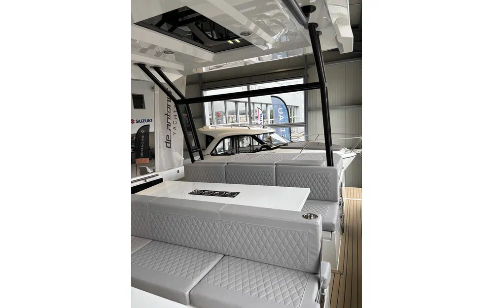 slider 17 De Antonio Yachts D32