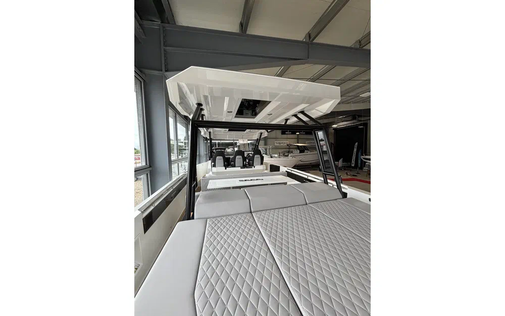 slider 19 De Antonio Yachts D32