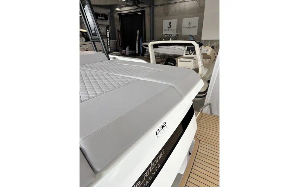 slider 20 De Antonio Yachts D32