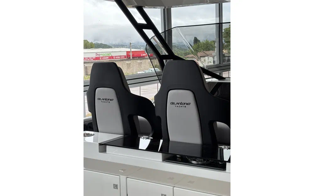 slider 22 De Antonio Yachts D32