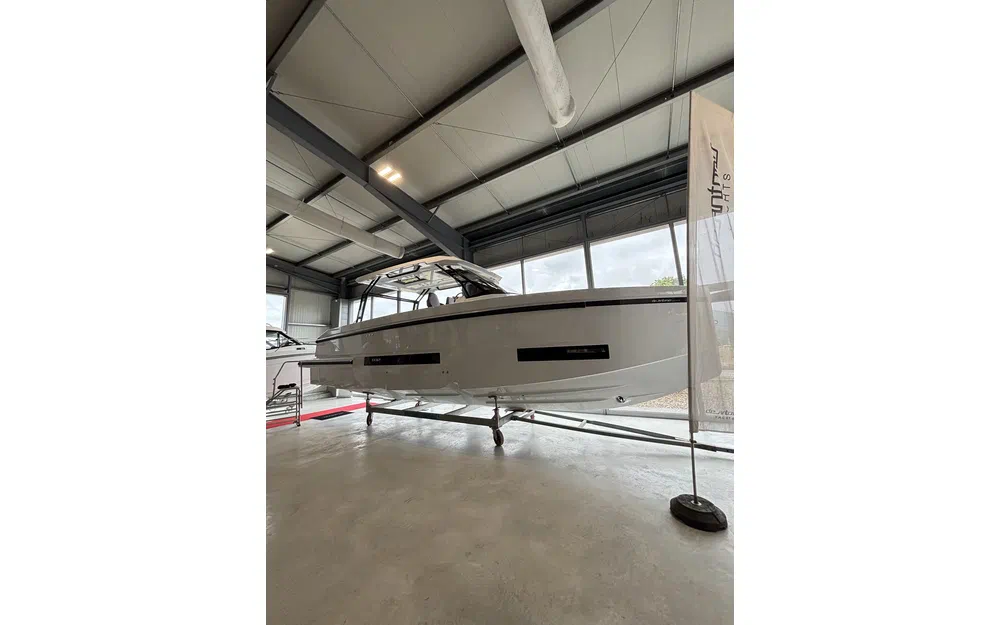 slider 24 De Antonio Yachts D32