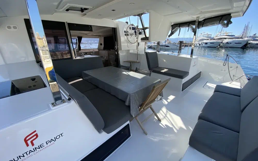 slider 11 Fountaine Pajot Isla 40