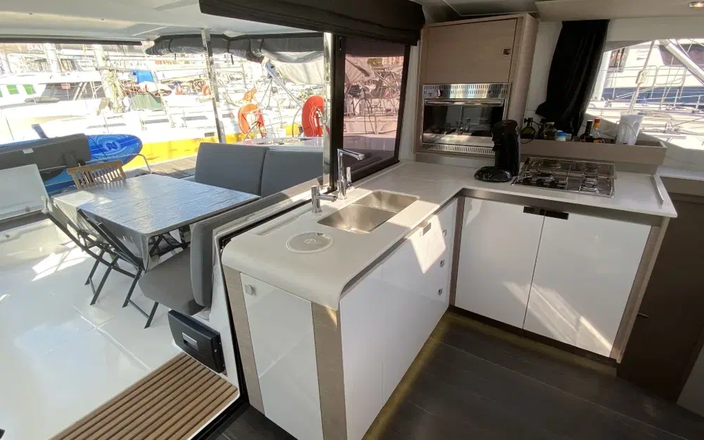 slider 15 Fountaine Pajot Isla 40
