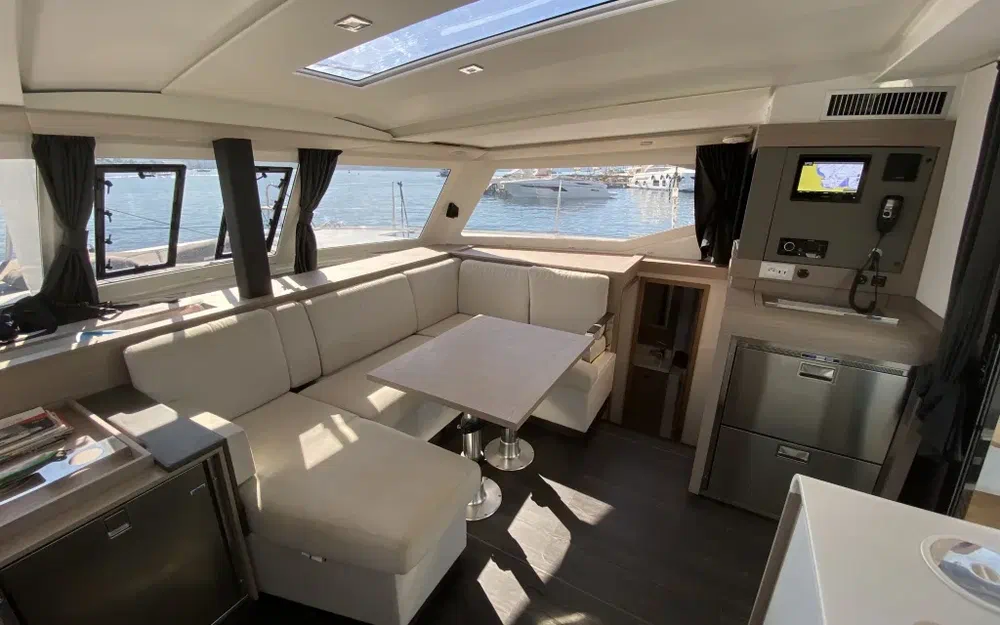 slider 2 Fountaine Pajot Isla 40