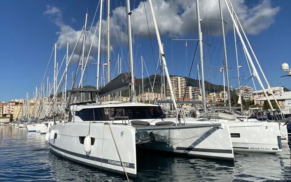 slider 6 Fountaine Pajot Isla 40