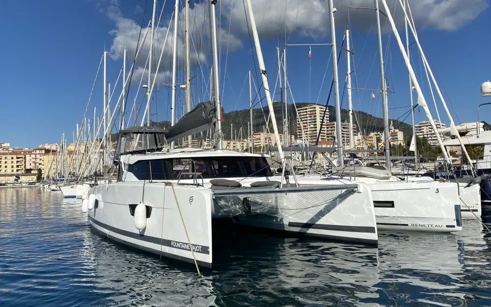 slider 7 Fountaine Pajot Isla 40