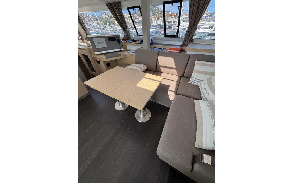 slider 10 Fountaine Pajot Astrea 42