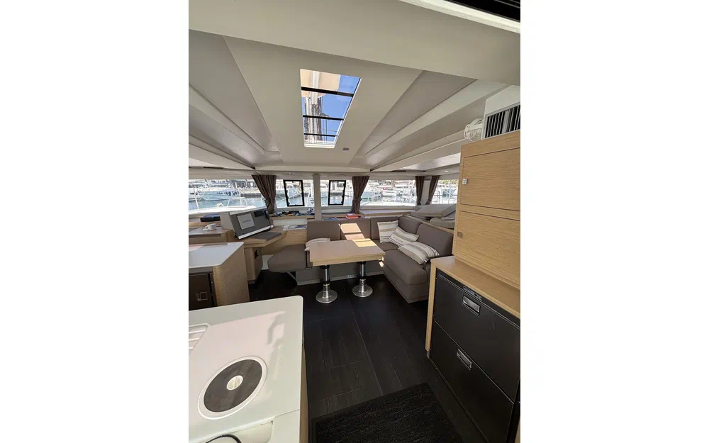 slider 3 Fountaine Pajot Astrea 42