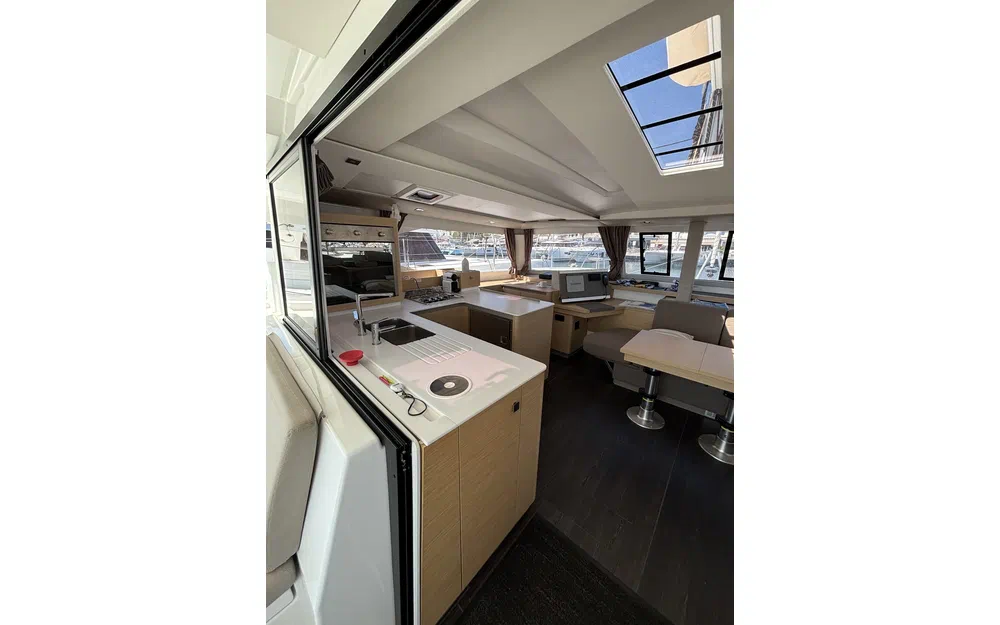 slider 4 Fountaine Pajot Astrea 42