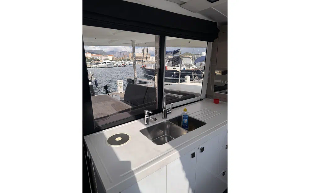 slider 10 Fountaine Pajot Lucia 40
