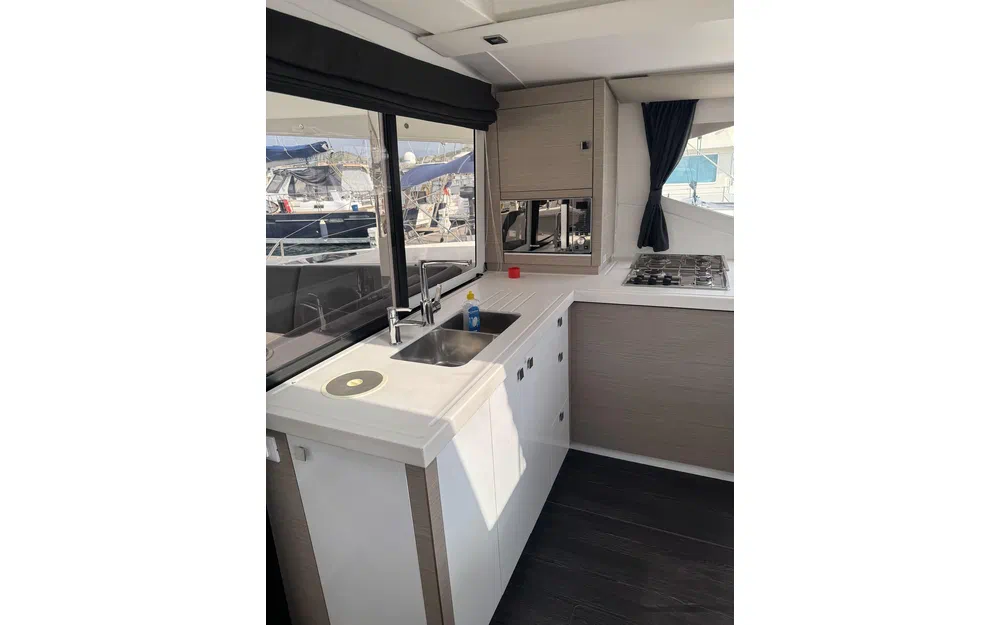 slider 11 Fountaine Pajot Lucia 40