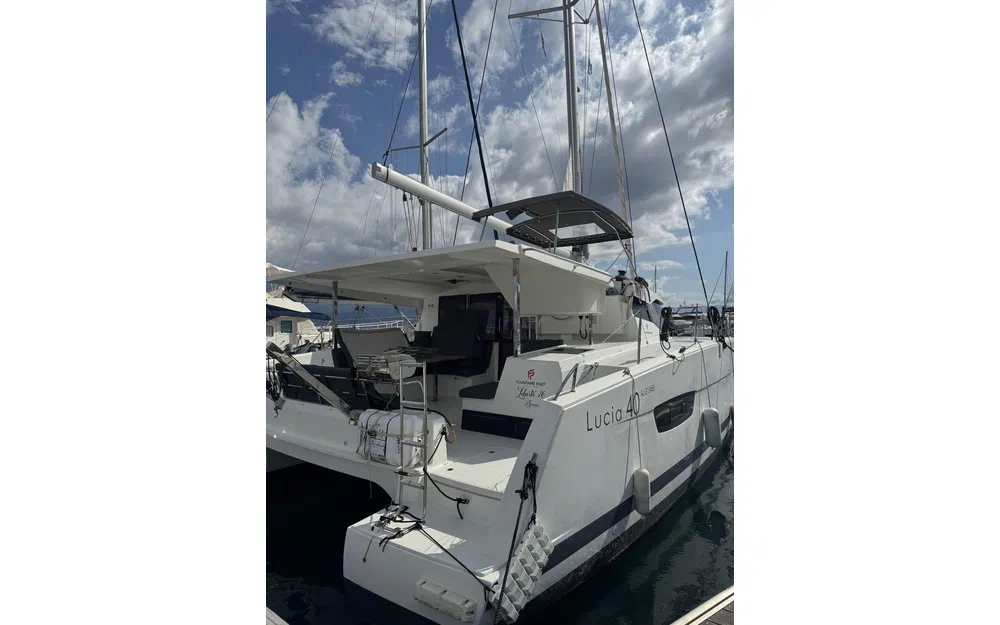 slider 1 Fountaine Pajot Lucia 40