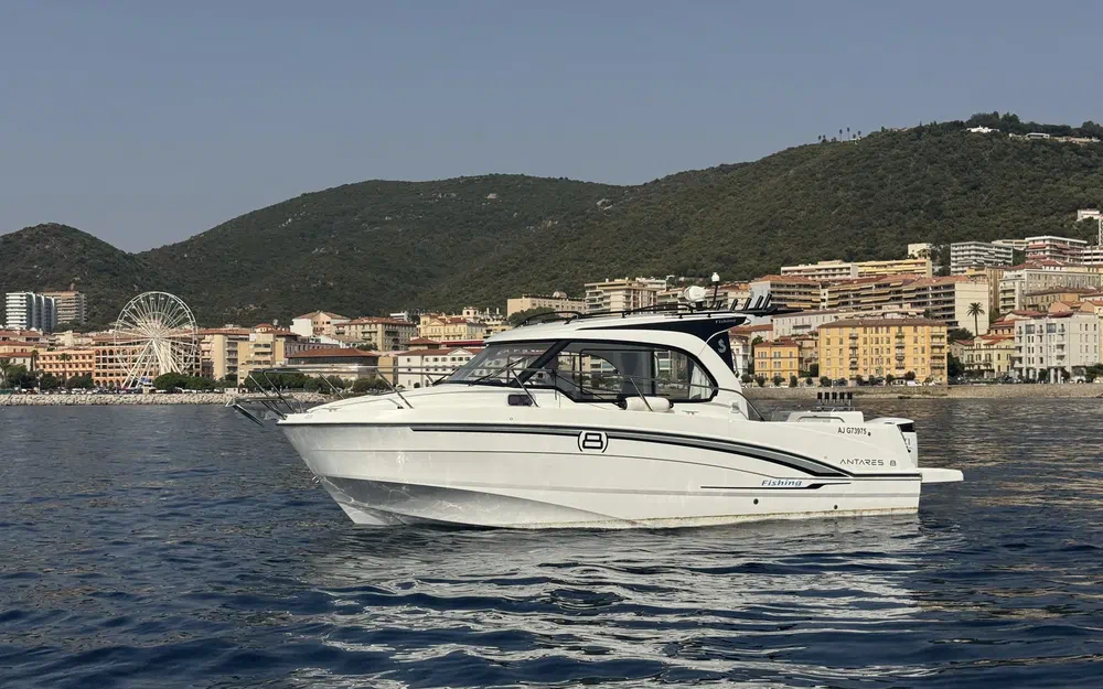 slider 0 Beneteau Antares 8 Fishing