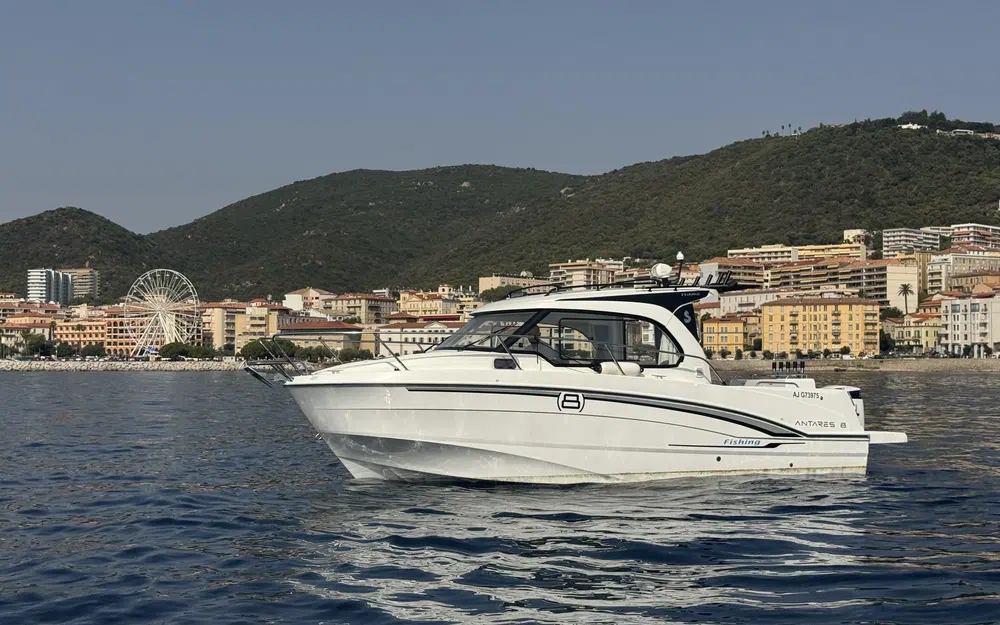 slider 10 Beneteau Antares 8 Fishing