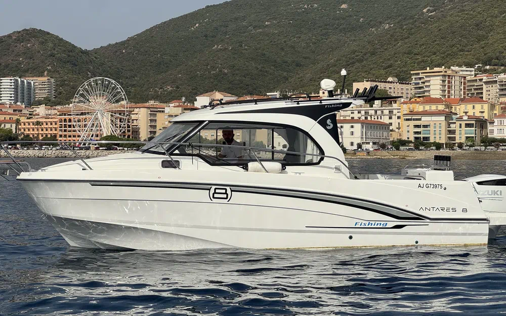 slider 13 Beneteau Antares 8 Fishing